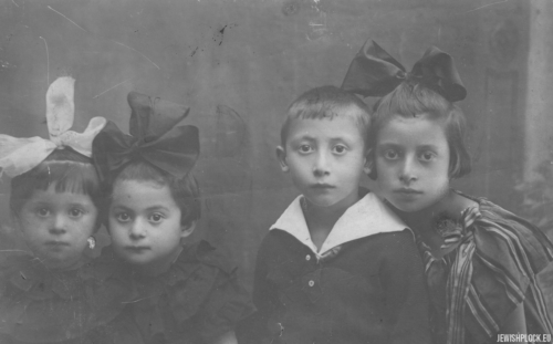 The Bieżuński siblings: Chaja Sura, Nauma, Izrael and Syma, Płock, 1920s